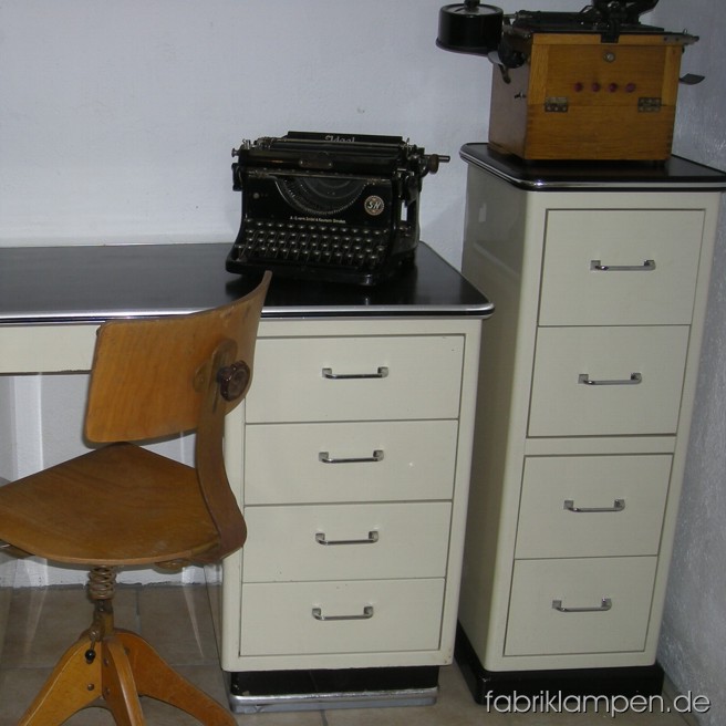 Baisch Art Deco medical desk and chest of drawers. Material: steel. Nice condition.