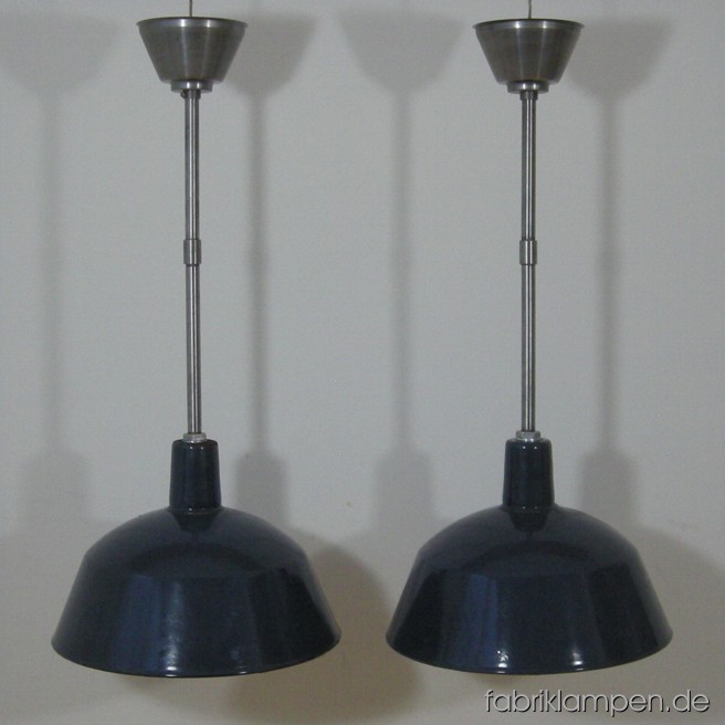 Graue Fabriklampen: 2 Stück graue Emaille Industrielampen mit beliebig variablen Aufhängung aus Stahlrohr mit Baldachin. Material: schwarz emailliertes Blech, Stahlrohr, Stahlblech. Gesamthöhe: wie abgebildet (mit zwei Stück Röhren): 75,5 cm, mit einem Stück Rohr kann die Höhe auf 48 cm reduziert werden. Mit einem weiteren Rohr kann die Gesamthöhe mit 25 cm auf 100,5 cm erhöht werden. Höhe der Lampen ohne Aufhängung ca. 26 cm, Durchmesser Schirm ca. 36 cm. 