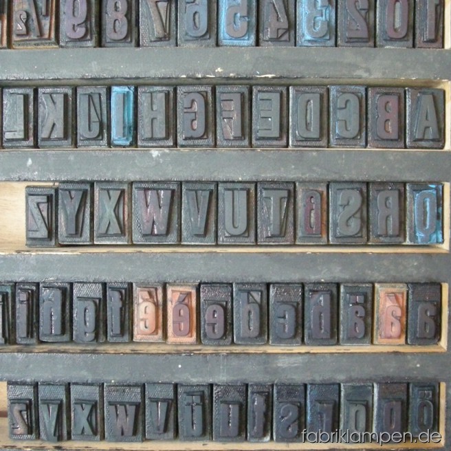 Neoprint Stempelsatz im Holzkasten, mit üblichen Gebrauchsspuren, ohne Beschädigungen.