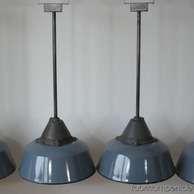4 Stück graue Industrielampen mit Rohr und Baldachin, neu elektrifiziert, mit Porzellanfassung und Lüsterklemme, getestet. Gesamthöhe ca. 84 cm (Rohr + Baldachin ca. 56 cm, Lampe ca. 28 cm), Durchmesser Schirm ca. 41 cm.