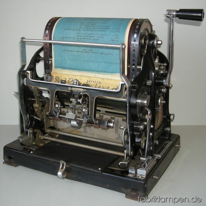 Antike Kopiermaschine (Vervielfältiger) von Gestetner, Typ Cyclostyle,vermutlich Typ Nr. 6 um 1912-1913. Die Maschine befindet sich in einem altersbedingten guten Zustand. Die Abdeckung ist überstrichen worden und hat starke Gebrauchsspuren. Breite ca. 45 cm, Höhe ca. 46 cm, Tiefe ca. 35 cm (Abdeckung), gewicht ca. 27 kg.