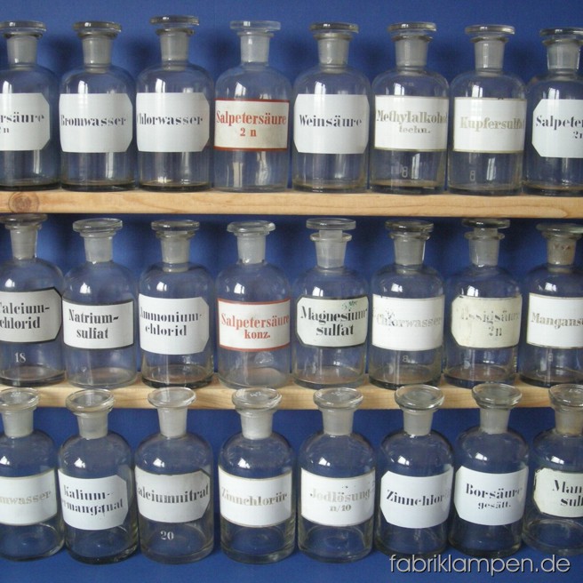27 pieces of old pharmacist (chemist) or laboratory glasses. Nice condition, no damages. Height ca. 13,5 cm (5,3 inches, without lid), diameter 9 cm (2,6 inches).