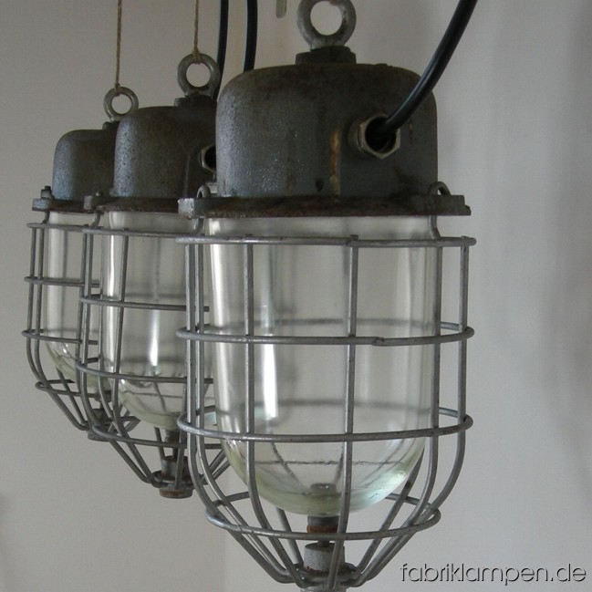 Bunker lamps with grids in original condition. Total height: ca. 38 cm (15 inches), diameter ca 20 cm (7,9 inches), weight ca. 4,7 kgs. 15 pieces available.