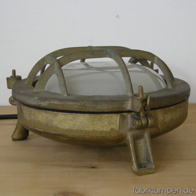 Massiv brass ship lamp. Material: brass and glass. Newly electrified, the lamp can be used with E27 bulb. Diameter ca. 26 cm (10,2 inches), height ca. 15 cm (5,9 inches), weight ca. 5,6 kgs.