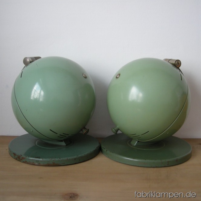 Legendäre Hanau S100 Kleinhöhensonne aus den '30ern und als Paar (mit leichtem Farbenunterschied): sehr selten. Die Lampen haben die vielen Jahrzehnen verhältnissmäßig gut überlebt. Material: Stahl und Blech, Farbe grün. Auf der Sohle unten: 200-260 V ~ 200-240 V 300 Watt Quarzlampen Ges. m. b. H. Hanau.