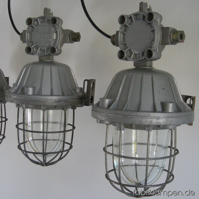 Seltene große Bunkerlampen (Industerielampen, Grubenlampen) - Verteilerdose und Gehäuse aus Aluminium. Die Lampen sind gereinigt, neu elektrifiziert (ausgestattet mit ca. 2 m Kabel) und getestet. Gesamthöhe: ca. 46 cm, Durchmesser ca. 26 cm, Gewicht ca 8 kg.