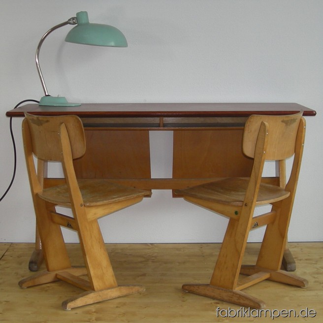 Alte Casala Schulbank mit 2 Stühlen im gebrauchten Originalzustand, mit üblichen Gebrauchsspuren (Patina, siehe Bilder).
