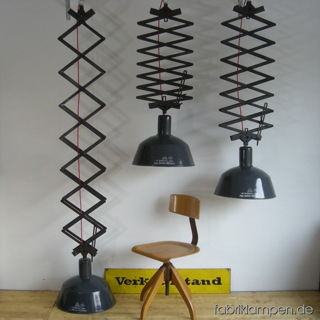 Riesige industrielle Scherenlampen, ausziehbar von ca. 70 bis 250 cm. Guter Zustand, Scheren mit leichten Abrieb- und Flugrost-Stellen, Schirme stellenweise mit Abplatzungen und Flugrost. Höhe Lampenschirm ca. 34 cm, Durchmesser Schirm ca. 46 cm.