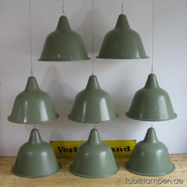 Große grüne Fabriklampen. Material: grün (innen weiß) bemaltes Blech, mit Drahtseil-Aufhängung.  Höhe Lampen ohne Aufhängeöse ca. 42 cm, Durchmesser Schirm ca. 54 cm. Die Schirme haben eindeutige Alters- und Gebrauchsspuren (Aplatzer, Farbreste, Flugrost, innen teilweise starke Verfärbungen und Flugrost).