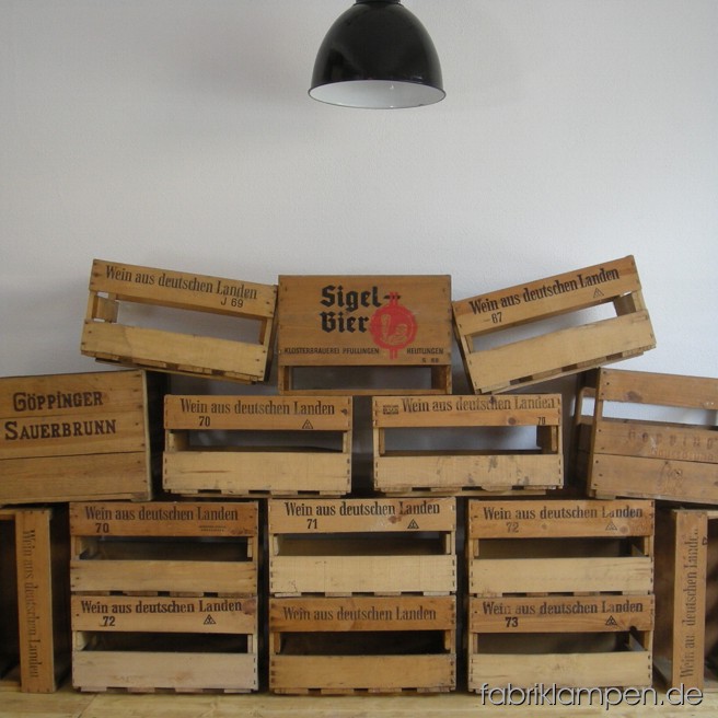 12 Stück alte Weinkisten aus Holz, „Wein aus deutschen Landen”. Um 1970, viele mit Jahrgang, im guten Zustand. Einige Bierkisten auch vorhanden.