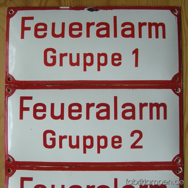 4 alte Emaille Schilder der Feuerwehr (Feueralarm Gruppe 1-4) im guten Originalzustand, mit üblichen Alters- und Gebrauchsspuren. Die Ränder sind überstrichen worden.