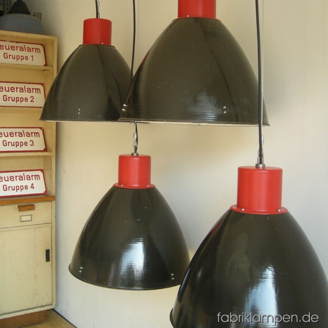 Schwarze Industrielampen mit roten Oberteilen. Material: schwarz emailliertes Blech und rot bemaltes Oberteil, mit Drahtseil-Aufhängung. Die Lampen sind gereinigt, neu elektrifiziert und getestet – alle Lampen haben eine E27 Porzellanfassung, also Sie können sie mit normalen E27 Glühbirnen benutzen. Höhe der Lampen ohne Aufhängeöse ca. 49 cm, Durchmesser Schirm ca. 53 cm.