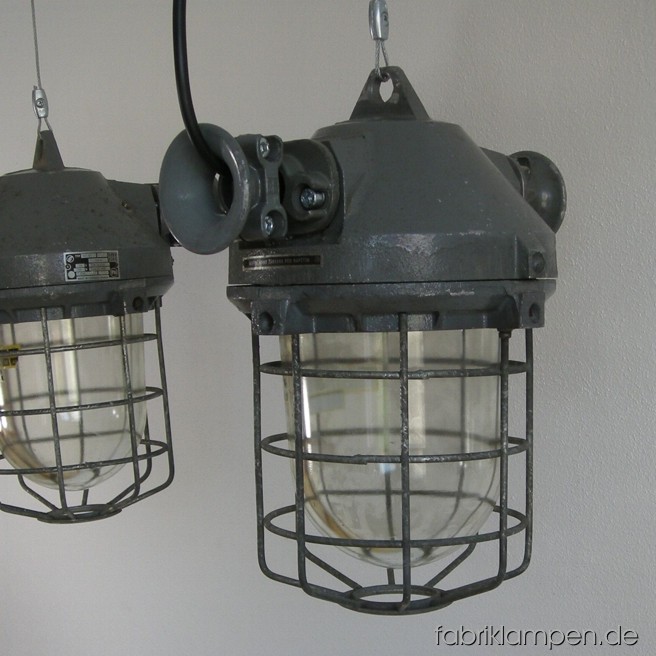 Seltene, sehr robuste Bunkerlampen (Industrielampen) - Gehäuse aus Aluminium. Die Lampen sind gereinigt, neu elektrifiziert (ausgestattet mit ca. 2 m Kabel) und getestet. Gesamthöhe: ca. 38 cm, größte Breite ca. 35 cm, Durchmesser Gitter ca. 21 cm, Gewicht ca. 8 kg.