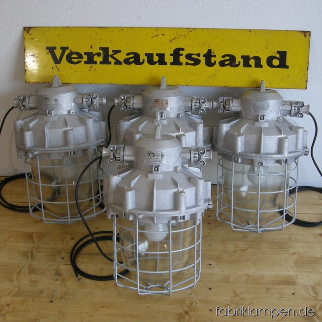 Seltene, riesige, sehr robuste Fabriklampen (Grubenlampen o. Bunkerlampen). Die Lampen sind völlig erneuert: die Aluminium-Gehäuse sind schonend mit Glaskugel-Strahlen gereinigt, die Stahlgitter sind sandgestrahlt und neu verzinkt. Die Lampen sind neu elektrifiziert (ausgestattet mit ca. 2 m Kabel) und getestet. Gesamthöhe: ca. 55 cm, Durchmesser ca. 35 cm, Gewicht ca. 14 kg.