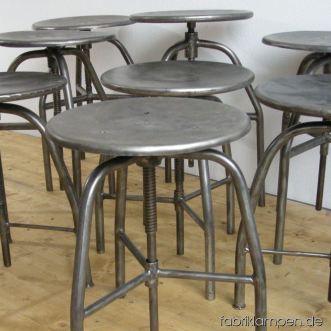 Alte Industriehocker im restaurierten Zustand: die Hocker sind per Hand poliert und mich Wachs versiegelt. Material: Stahl. Jeder Hocker hat seinen eigenen Charakter. Sitzhöhe von 47 bzw. 54 cm (zwei Typen vorhanden) bis maximal 79 cm, Durchmesser Sitz ca. 35 cm.