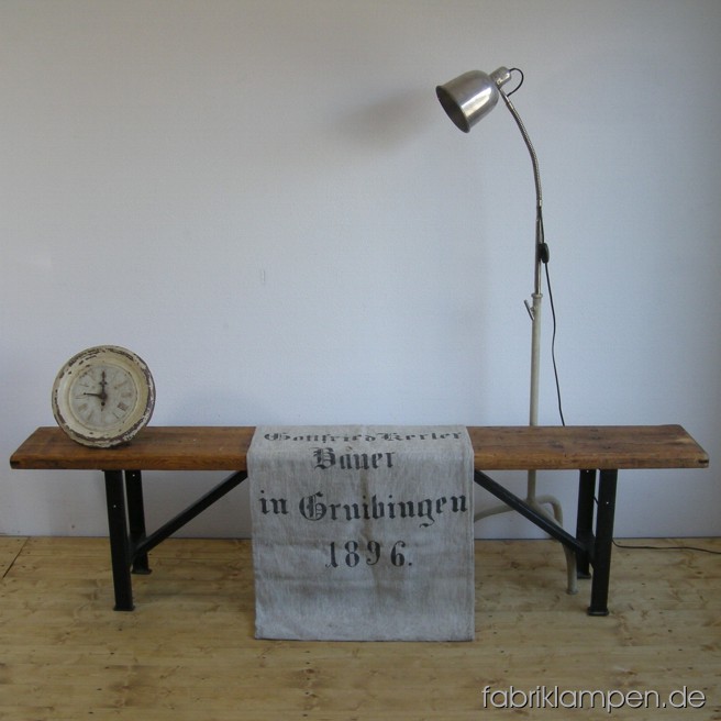 Alte Industrie Sitzbank mit Eisengestell und Sitz aus massivem Kiefer. Insgesamt 6 Bänke auf Lager (3 mit eckigen Gestellen und drei mit runden grünen Gestellen). Die Bänke sind schonend gereinigt und mit Bio-Hartöl behandelt worden.