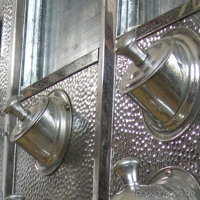 Alte Kaffeeschütten (3 Stück) und ein Ölspender aus einem alten Krämerladen oder Cafe. Sehr seltenes Set im Originalzustand. Material: gehämmertes und (seitlich, hinten und oben) lila bemaltes Blech, der Ölspender ist mit dem originalem geeichten Dosierglas ausgestattet.