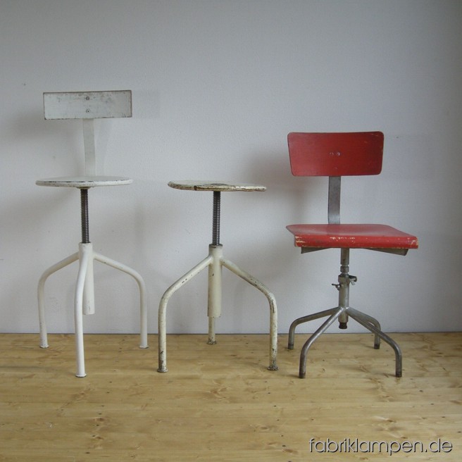 Verschiedene alte Industriestühle (Werkstattstühle), Arztstühle und Hocker mit Drehfunktion – immer auf Lager. Schonend gereinigt, mit Patina. Preise: Werkstatstuhl, Arztstuhl: 150 EUR/Stück Metallhocker: 100 EUR/Stück