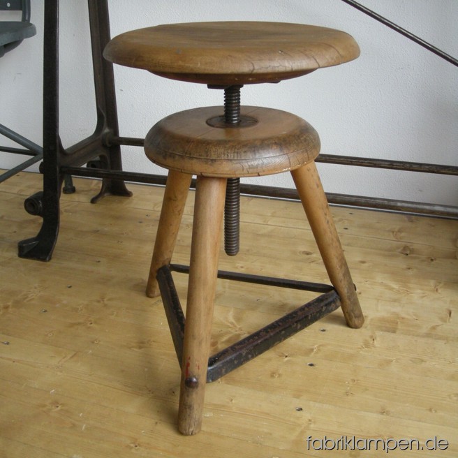 Schöner alter Werkstatthocker (Goldschmied-Hocker) mit Drehfunktion aus massiver Buche. Im schönen Originalzustand mit Patina, mit Bio-Bienenwachs versiegelt. 