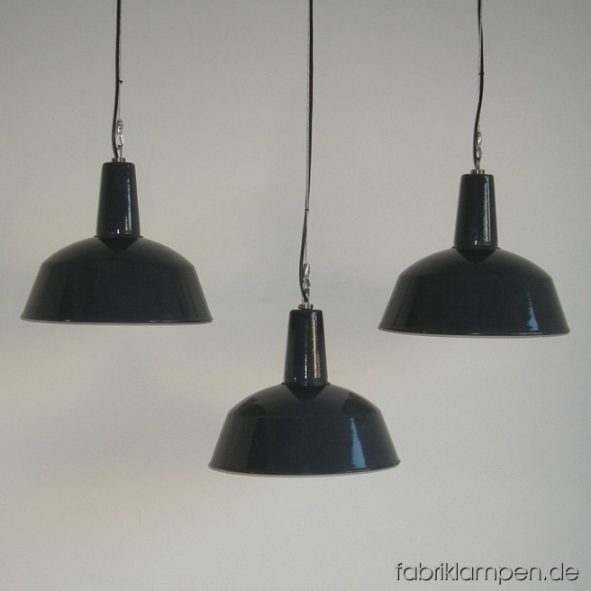 Große graue (gräulich-bläulich) Industrielampe, mit Aufschrift in der Emaille im schönen Originalzustand. Die Lampen sind neu elektrifiziert und haben eine Drahtseil-Aufhängung.