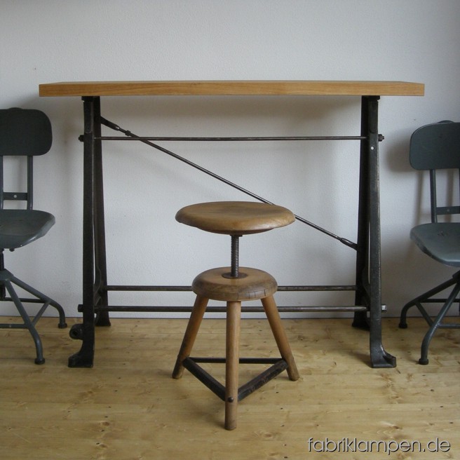 Tisch (Industrietisch, Konsoltisch) aus einem originalen Industriegestell. Das gusseiserne Gestell ist schonend gereinigt und mit Wachs behandelt worden. Der Tisch hat eine neue Platte aus massiver rustikaler Eiche bekommen (125 x 34 x 4,5 cm). Die Platte wurde mit Bio-Hartöl behandelt. Höhe 94,5 cm.