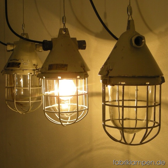 Klassische EOW Bunkerlampe (Industrielampe) mit Aluminiumgehäuse, Stahlgitter und Schutzglas. 20 Stück vorhanden. Die Lampen sind gereinigt, neu elektrifiziert (ausgestattet mit ca. 2 m Kabel) und getestet. Gesamthöhe: ca. 36 cm, Durchmesser ca. 19 cm.