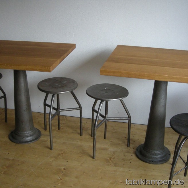 Tisch (Industrietisch, Bistrotisch, Kaffeetisch) aus originalem Industriegestell. 3 Exemplare auf Lager. Die gusseisernen Gestelle sind schonend gereinigt und mit Klarlackt versiegelt worden. Die Tische haben neue Platten aus massiver rustikaler Eiche bekommen (70 x 80 x 4,5 cm). Die Platten wurden mit Bio-Hartöl behandelt.