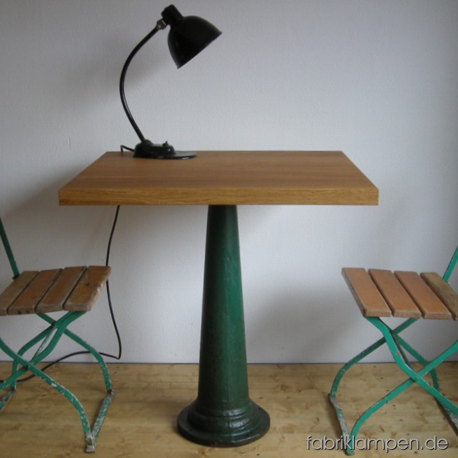 Tisch (Industrietisch, Bistrotisch, Kaffeetisch) aus einem originalen Industriegestell. Das gusseiserne Gestell (Originalfarbe mit Patina) ist schonend gereinigt und mit Klarlackt versiegelt worden. Der Tisch hat eine neue Platte aus massiver rustikaler Eiche bekommen (70 x 80 x 4,5 cm). Die Platte wurde mit Bio-Hartöl behandelt. Aufgrund der Größe kann der Tisch für zwei Personen als Esstisch dienen.
