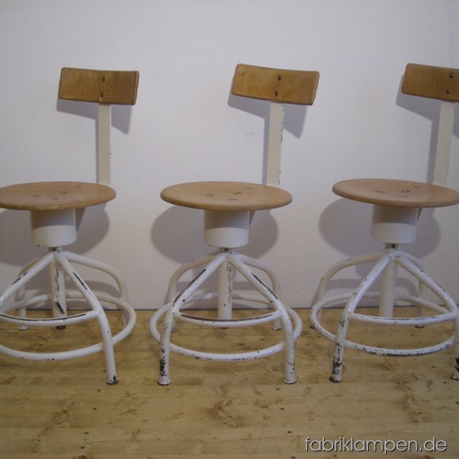 Höhenverstellbarer Arztstuhl (Drehstuhl, Industriestuhl) mit Drehfunktion. 3 identische Stühle auf Lager. Die Stühle sind schonend gereinigt, mit Patina. Sitzhöhe von 52 bis 69 cm, Durchmesser Sitz ca. 38 cm.