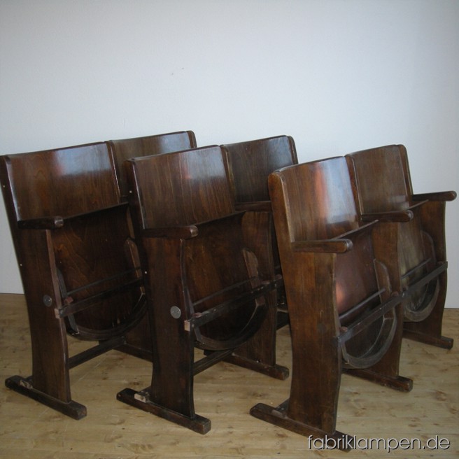 Sehr gut erhaltene alte klappbare Kinositze (Kinostühle) aus den 1920-ern Jahren. Material: Eiche Massiv und Sperrholz (Buche). Wir haben 3 Stück 2-sitzer Einheiten auf Lager, weitere Exemplare oder 3-4-sitzer Einheiten sind auch lieferbar. Breite ca. 106 cm, Höhe ca. 83 cm, Tiefe (aufgeklappt) ca. 39 cm, Sitzhöhe ca. 40-46 cm.