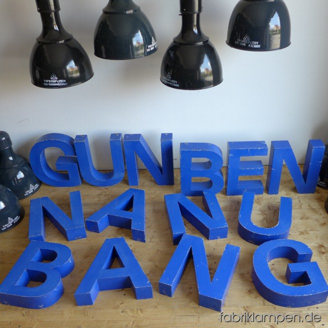 Schöne alte blaue Blechbuchstaben im gereinigten Fundzustand, mit Patina. 
Höhe der Buchstaben ist ca. 40 cm, Breite ca. 35 cm, Tiefe ca. 10 cm.
