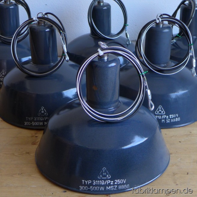 Große grau-blaue Fabriklampen, mit Aufschrift in der Emaille im schönen Originalzustand. Die Lampen sind neu elektrifiziert. Material: grau-bläuliches (innen weiß) emailliertes Blech. Höhe der Lampen ca. 32 cm, Durchmesser Schirm ca. 41 cm. Die Lampen können in zwei Ausführungen geliefert werden: mit Drahtseil-Aufhängung oder mit Stahlrohr-Aufhängung und Baldachin. Die Höhe der abgebildeten Stahlrohr-Aufhängung mit Lampenschirm ist ca. 92 cm. Diese Höhe ist variabel, die Mindesthöhe mit Stahlrohr-Aufhängung ist 67 cm.