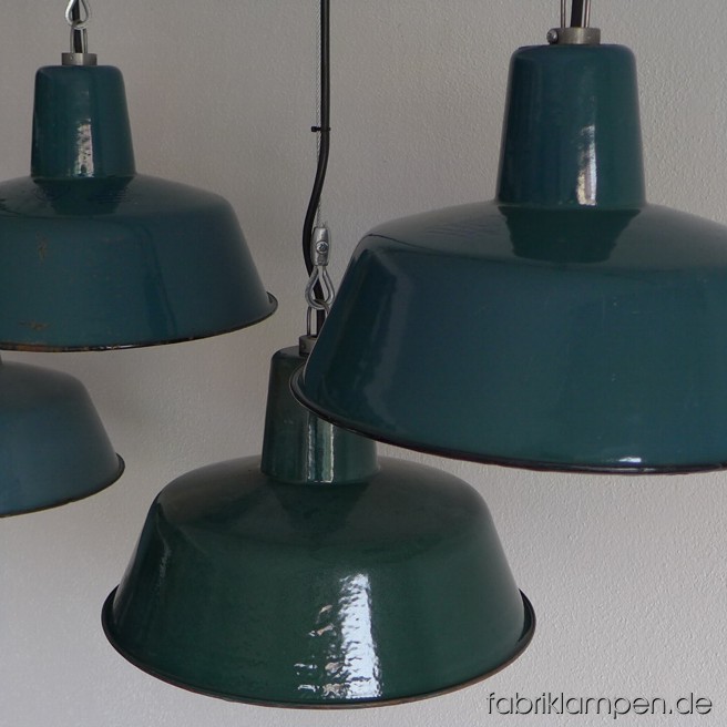 Seltene grüne Industrieleuchten. Material: grün emaillertes Blech. Die Lampen haben die Spuren der vergangenen Jarhzehnten (Verfärbungen innen und außen, Abplatzer, Roststellen etc.) wie es auch sein soll. Sie sind gereinigt, neu elektrifiziert und mit Drahtseil-Aufhängung ausgestattet. Die Lampen haben E27-Fassungen und sind mit allen gängigen Leuchtmitteln einsatzbar (incl. LED- und Energiespar-Birnen). Die Maßen: Höhe ca. 21 cm, Durchmesser ca. 33 cm. Die Lampen können auf Wunsch mit Stahlrohr-Aufhängung und Baldachin geliefert werden (Aufpreis: 20 EUR).