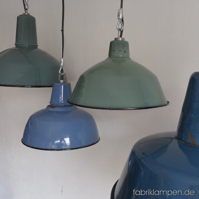 Wir haben immer verschiedene farbige (meist grüne und blaue) Fabriklampen auf Lager. Diese Lampen haben die Spuren der vergangenen Jarhzehnten (Verfärbungen innen und außen, Abplatzer, Roststellen etc.) wie es auch sein soll. Sie sind gereinigt, neu elektrifiziert und mit Drahtseil-Aufhängung ausgestattet. Die Lampen haben E27-Fassungen und sind mit allen gängigen Leuchtmitteln einsatzbar (incl. LED- und Energiespar-Birnen).