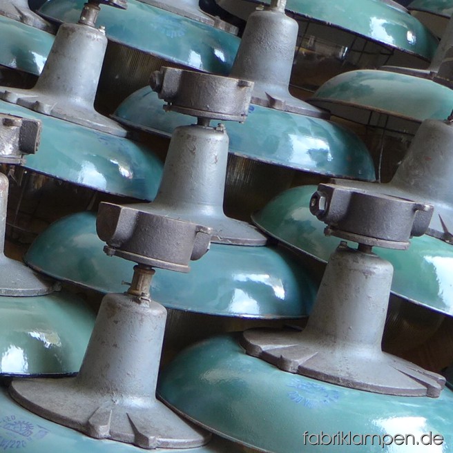 Wir haben einen schönen Posten von massiven Industrielampen gefunden. Die Lampen haben Glaskolben (teilweise mit Gittern), grüne Emaille-Schirme und gusseiserne Oberteile mit Verteilerdose. Die Lampen sind sehr schön erhalten. Demnächst im Angebot!