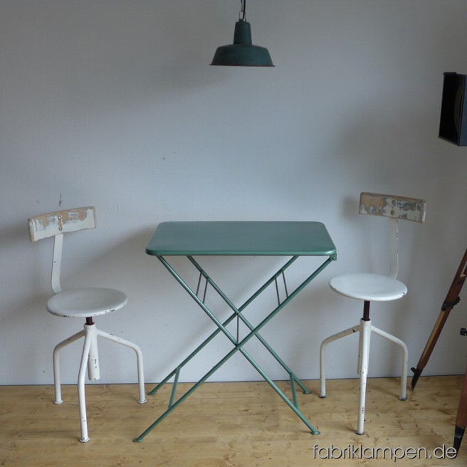 Sehr gut erhaltener alter Metalltisch (Klapptisch) aus den 1960-er Jahren, mit schöner grüner Farbe (Hammerschlaglack). Wir haben 5 Tische auf Lager. Die Tische stammen aus altem Lagerbestand, die Erhaltung ist daher sehr gut, stellenweise hat sich die alte Lackierung gelöst. Tischplatte ca. 73 x 52 cm, Höhe ca. 82 cm. Ideal für Garten, Camping oder als Beistelltisch…
