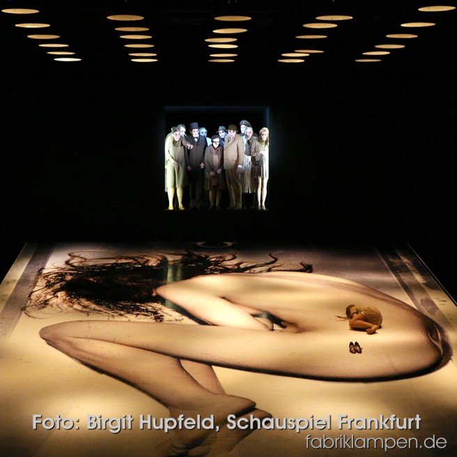 Seit 20.09. läuft das Drama Glaube Liebe Hoffnung (Ödön von Horvath) im Schauspiel Frankfurt. Über der Bühne hängen schöne Industrielampen von uns. Ein starkes Stück. 
Foto: Birgit Hupfeld, Schauspiel Frankfurt - Herzlichen Dank!