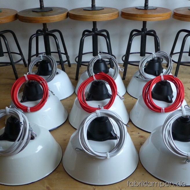 Diese weisse Emaille Lampen mit bunten Textilkabeln sind seit dieser Woche im schönen Altenberger Land bei Linz.