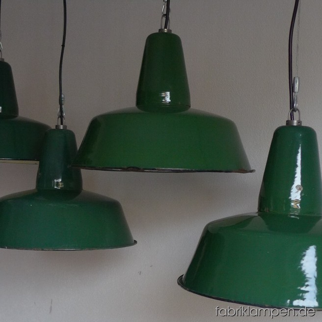 Seltene grüne Industrieleuchten. Material: grün emaillertes Blech. Die Lampen haben die Spuren der vergangenen Jarhzehnten (Verfärbungen innen und außen, Abplatzer, Roststellen etc.) wie es auch sein soll. Sie sind gereinigt, neu elektrifiziert und mit Drahtseil-Aufhängung ausgestattet. Die Lampen haben E27-Fassungen und sind mit allen gängigen Leuchtmitteln einsatzbar (incl. LED- und Energiespar-Birnen). Die Maßen: Höhe ca. 30 cm, Durchmesser ca. 41 cm. Die Lampen können auf Wunsch mit Textilkabel oder Stahlrohr-Aufhängung und Baldachin geliefert werden (gegen Aufpreis).  Wir haben auch einige türkis/petrolfarbene Exemplare auf Lager (s. letztes Bild unten). 