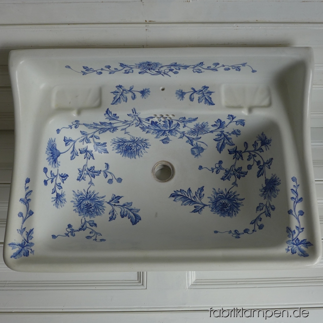 Sehr seltenes altes Waschbecken mit floralem Motiv. Jugendstil, um ca. 1890-1895, gemarkt (Unterglasur- und Pressmarke), Rudolf Ditmar, Znaim.  Das Waschbecken hat eine beachtliche Größe, die Breite ist 70 (!) cm, Tiefe 48 cm, Höhe 34 cm. Der Zustand ist dem Alter entsprechend, es gibt die übliche feine Craquelé in der Glasur, einen kleinen Sprung, der von oben zu sehen ist, einige Glasurrisse (von unten zu sehen), das Becken ist wasserdicht und funktioniert einwandfrei. Sehr selten zu sehen, schöne Farbe, typisches Jugendstil-Stück mit den Blumen-Motiven und passt wunderbar in alle Ambiente. Leider nur an Selbstabholer, somit Sie es persönlich in Augenschein nehmen können…