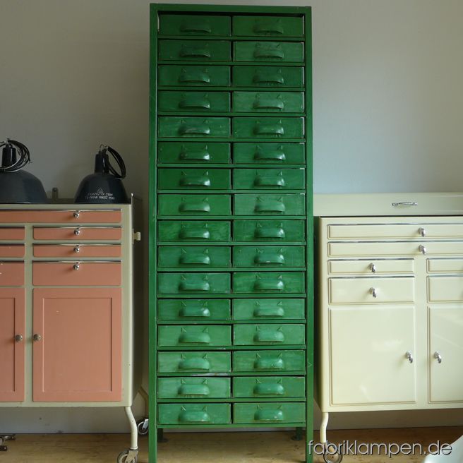 Alter Werkstattschrank (Schubladenschrank) im schönen Originalzustand. Die  smaragdgrüne Oberfläche hat unzählige kleine Gebrauchsspuren, die den Schrank echt toll machen. Sie bekommen den Schrank gründlich gereinigt. Die 36 Schubläden bieten ein beachtliches Fassungsvermögen, ca. die Hälfte der Schubladen ist geteilt (in 3-4 Fächer), die andere Hälfte nicht – da passen Dokumente in Größe A4 bequem ein. Da der Schrank hoch und schmal ist, muss er an der Wand befestigt werden (dafür sind zwei Löcher im Gerüst vorgesehen). Die Abmessungen: Höhe 186 cm, Breite 67 cm, Tiefe 32,5 cm; Innenmaße Schubladen: 29,5 x 32 x 8 cm (B x T X H).
