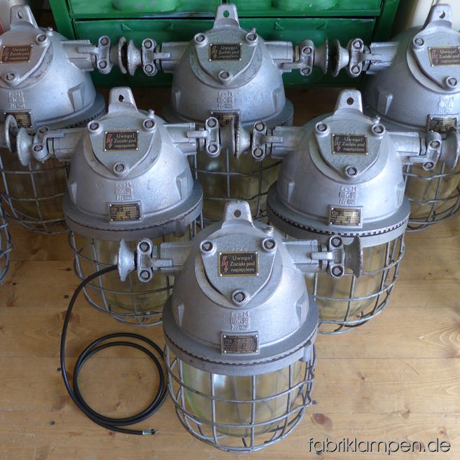Seltene robuste Bunkerlampe mit Schutzglas und Gitter. Aktuell haben wir 12 Exemplare von dem Typ auf Lager. Die Lampen haben die Spuren der vergangenen Jarhzehnten, sie sind gereinigt und neu elektrifiziert. Material: hellgrau lackiertes Gehäuse aus Aluminium, Schutzgitter, Schutzglas. Höhe der Lampen 46 cm, Durchmesser ohne „Ohren“ 28 cm, mit Ohren 38 cm, Gewicht ca. 12 kg – etwas für massive Decke bzw. Balken. Sie bekommen die Lampen mit 2 Meter Kabel, ohne Aufhängung.