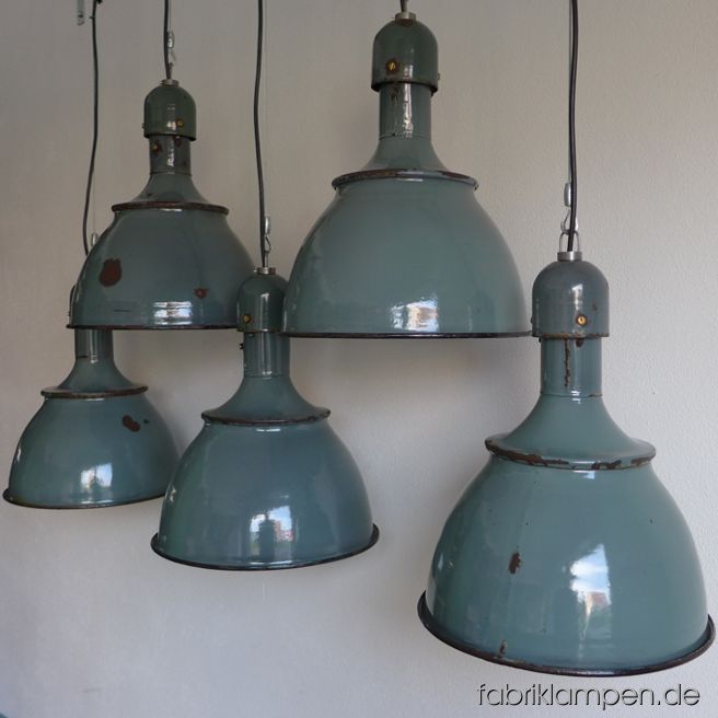 Extrem seltene alte grüne Emaillelampen aus den 1920-ern Jahren. Die Lampen gehören zu den ältesten Industrielampen dieser Form. Die Farbe ist wunderbar, ein Grünton, mit etwas türkis, Richtung petrol. Die Lampen haben die starken Spuren der vergangenen Jarhzehnten (Abplatzer, Roststellen and Co. – wir haben die alle behandelt), sie sind gereinigt und neu elektrifiziert (E27). Material: grün emailliertes Stahlblech. Höhe der Lampen ca. 42 cm, Durchmesser ca. 36 cm. 
Bitte beachten Sie: Die Form ist sehr beliebt und wird heute in Osteuropa wieder hergestellt (und sogar als Original angeboten, sowohl in grün als auch in blau etc.). In dem Fall der billigen „Fake“-Lampen kann man sofort erkennen, um was es sich handelt. Die Lampen hier, wie alle unsere Lampen, sind natürlich Originale aus der Zeit. 
