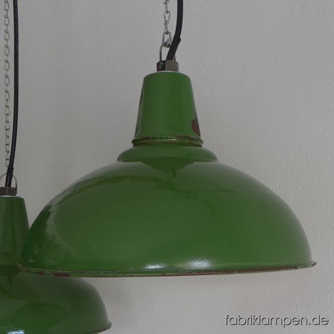 Richtig alte grüne Emaille Art Deco Fabriklampen, Hersteller Karl Engel (Engel Karoly, Budapest), ca. um 1930 - eine Lampe ist markiert, die andere nicht. Die Lampen haben die deutlichen Spuren der vergangenen Jahrzehnte (Abplatzer, Roststellen, Kratzer, Verfärbungen and Co.). Sie sind gereinigt und neu elektrifiziert (E27 Keramikfassung). Material: grün (innen weiß) emailliertes Stahlblech. Höhe der Lampen ca. 27 cm (ohne Öse), Durchmesser ca. 41 cm. Die Lampen werden mit Aufhängeöse und 2 Meter Kabel geliefert (andere Längen sind natürlich möglich), auf Wunsch können sie auch mit Textilkabel und Ketten- oder Stahlrohr-Aufhängung ausgestattet werden (gegen Aufpreis).