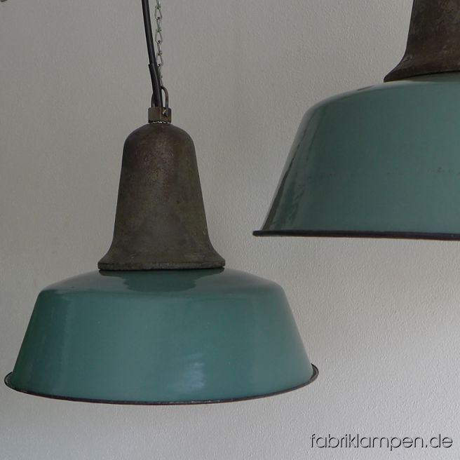 Sehr schöne alte Industrieleuchte mit gusseisernem Oberteil. Wir haben diese Lampen  mit grünen, blauen und grauen Emailleschirmen auf Lager. Die Lampen haben die Spuren der vergangenen Jarhzehnte (manchmal ganz wenig, manchmal ausgeprägt), sie sind gereinigt und neu elektrifiziert, ausgestattet mit neuen E27 Keramikfassungen. Material: blau, grün, oder grau (innen weiß) emailliertes Blech, gusseisernes Oberteil. Sie bekommen die Lampen mit 2 Meter Kabel (andere Längen oder Textilkabel sind natürlich möglich) und massiven Aufhängeösen für die sichere Aufhängung. Gegen Aufpreis können die Lampen auch mit Ketten-Aufhängung oder Stahlrohr-Aufhängung und Baldachin geliefert werden. Höhe der Lampen ca. 33 cm, Durchmesser Schirm ca. 41 cm.