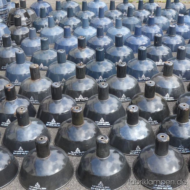 Jede einzelne Lampe, die einkommt, können wir nicht ablichten - es gibt aber immer wieder Posten, denen man nicht widerstehen kann…
Am Wochenende sind gut 150 Emaille Lampenschirme eingetroffen. Verschiedene Farben (meist schwarz und Blautöne) und Abmessungen (25-46 cm), den Typ haben wir ständig auf Lager.