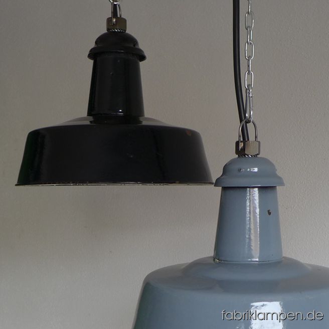 Alte, seltene, graue und schwarze Emaille Lampen mit Herstellermarke im Schirm. Die Lampen haben die deutlichen Spuren der vergangenen Jahrzehnte, wie Abplatzer, Roststellen, Kratzer, Verfärbungen. Sie sind gereinigt und neu elektrifiziert (E27 Porzellanfassung). Material: schwarz oder hellgrau (innen weiß) emailliertes Stahlblech. Die Lampen werden mit Aufhängeöse und 2 Meter Kabel geliefert (andere Längen sind natürlich möglich), auf Wunsch können sie auch mit Textilkabel und Ketten- oder Stahlrohr-Aufhängung ausgestattet werden (gegen Aufpreis).