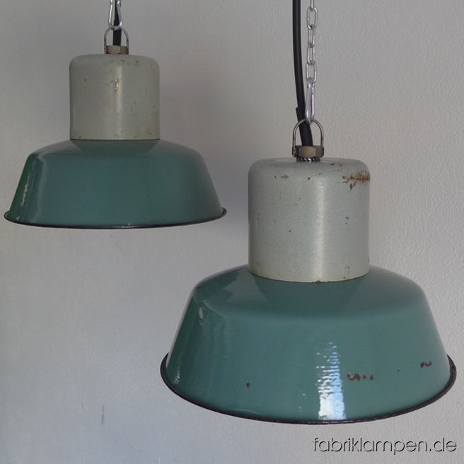Alte, eher seltene kleine Fabriklampen in türkis. Die Lampen haben die deutlichen Spuren der vergangenen Jahrzehnte (Abplatzer, Roststellen, Kratzer, Verfärbungen and Co.). Sie sind gereinigt und neu elektrifiziert (E27 Keramikfassung). Material: Oberteil aus Stahl, türkis (innen weiß) emailliertes Stahlblech. Die Lampen werden mit Aufhängeöse und 2 Meter Kabel geliefert (andere Längen sind natürlich möglich), auf Wunsch können sie auch mit Textilkabel und Ketten- oder Stahlrohr-Aufhängung ausgestattet werden (gegen Aufpreis). Durchmesser 32 cm, Höhe 23 cm.