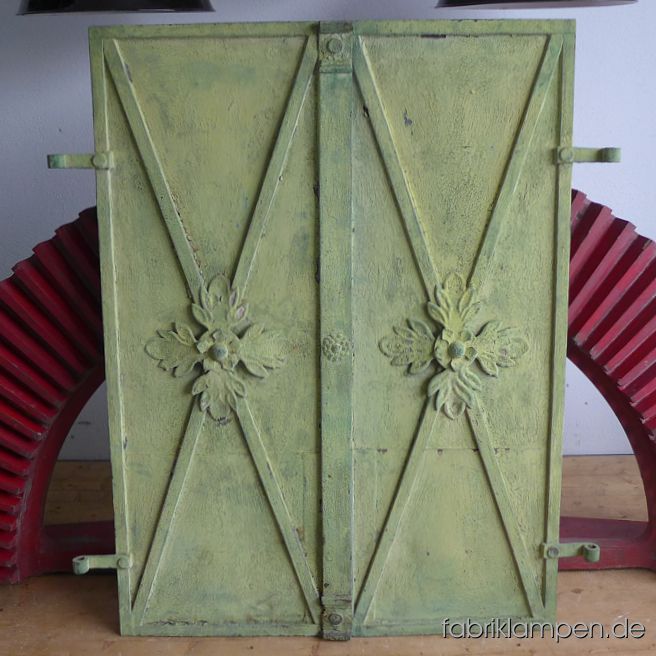 Alte geschmiedete Fensterläden aus dem XIX. Jahrhundert. Wunderschöne Schmiedearbeit mit großen Zierrosetten und Zierelementen. Sehr schöne alte grüne, etwas gelbliche  Farbe mit toller Patina. Auf der Hinterseite jeweils 2 Schubriegel. Der Zustand ist als gut zu bezeichnen, das Material ist gesund, lediglich hinter den Rosetten ist das Blech durchgerostet (s. Bilder). 
Die Fernsterläden sind als Paar zu bekommen, ein Paar besteht aus zwei Flügeln. 2 Paare auf Lager 
Abmessungen: Breite 84,5 cm (Gesamtbreite ohne Scharniere gemessen), Höhe 115,5 cm, Scharniere 7,5-8 cm
Breite 84,5 cm (Gesamtbreite ohne Scharniere gemessen), Höhe 116 cm, Scharniere 5-7,5 cm