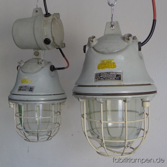 Alte große EOW Bunkerlampen. Die ruboste Lampen sind gereinigt und neu elektrifiziert (E27 Keramikfassung). Material: Aluminium Gehäuse, Schutzglas, Schutzgitter (stahl). Die Lampen werden mit 2 Meter Kabel geliefert (andere Längen sind natürlich möglich), auf Wunsch können sie mit Ketten-Aufhängung ausgestattet werden (gegen Aufpreis). Wir haben zwei Exemplare mit Verteilerdose. 
Durchmesser 26 cm, Höhe 40 cm. Höhe mit Verteilerdose 60 cm.